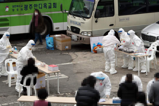 6일 오전 광주 서구 안디옥교회 주차장에 마련된 임시 선별진료소에서 자가격리 중인 교인과 그 가족 등이 격리 해제 전 코로나19 전수 검사에 참여하고 있다.  연합뉴스